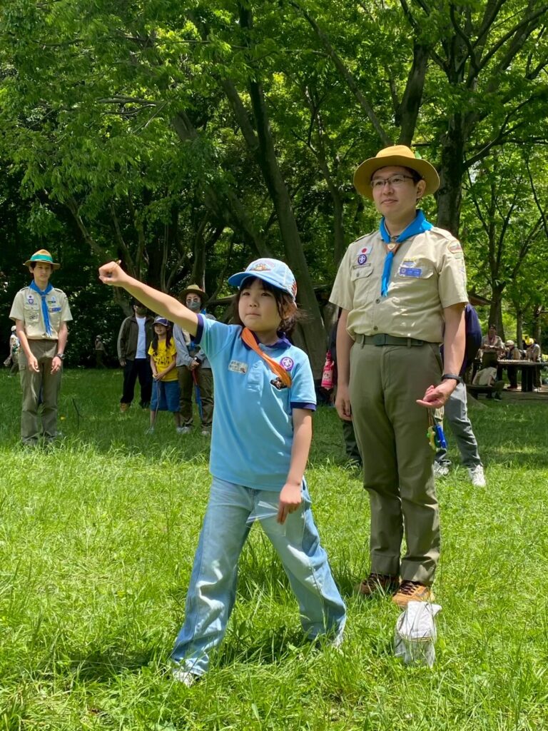 祝声をうけるスカウト