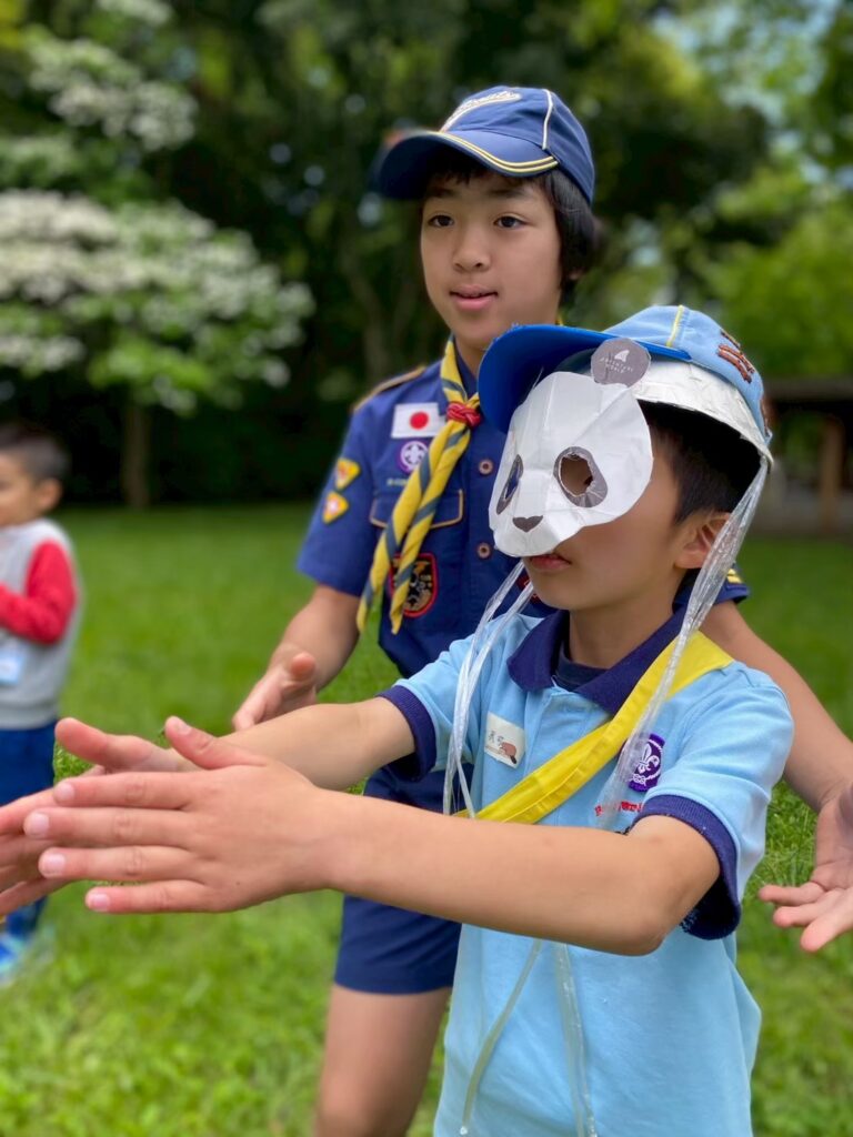 動物の面をかぶるビーバー